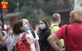Hà Nội: Nhiều khách nước ngoài vẫn thờ ơ với khẩu trang nơi công cộng